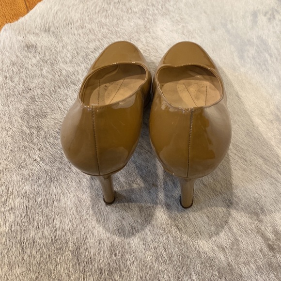 Kate Spade women’s tan patent leather heals size 6 - Picture 3 of 5